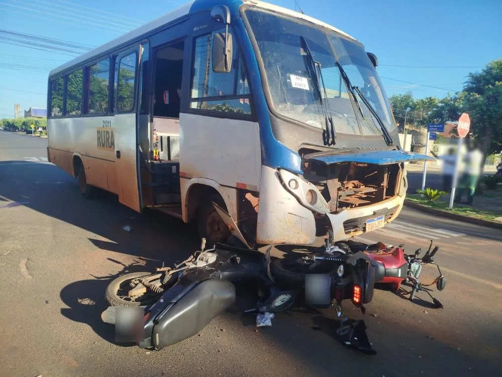 Ônibus e duas motocicletas se envolveram em colisão em cruzamento do bairro Santos Dumont, em Três Lagoas (Foto - 24h News MS)