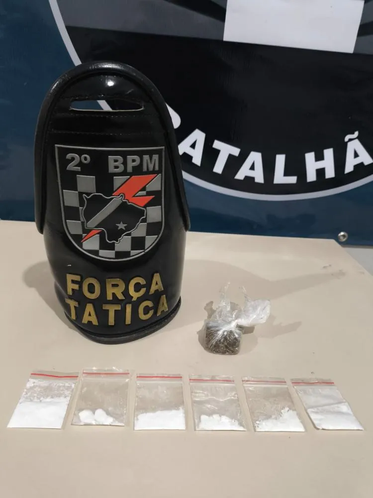 Porções de cocaína e maconha apreendidas pela Força Tática durante abordagem em farmácia na Avenida Jari Mercante em Três Lagoas (Foto: Policia Militar)