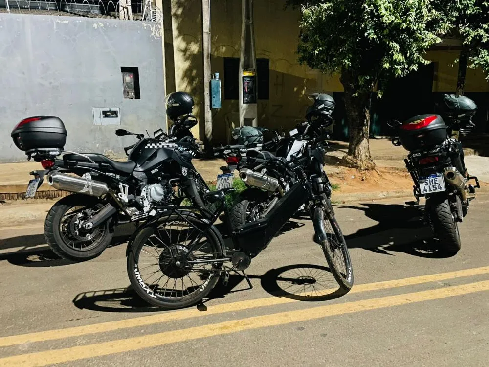 Bicicleta elétrica com registro de roubo foi recuperada pelo GETAM durante patrulhamento no bairro Vila Haro em Três Lagoas (Foto: Policia Militar)