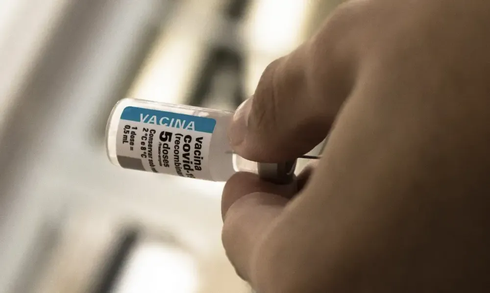 Vacina contra a covid-19 aplicada em campanha de imunização no Brasil (Foto - Raquel Portugal / Fiocruz) Matéria comp