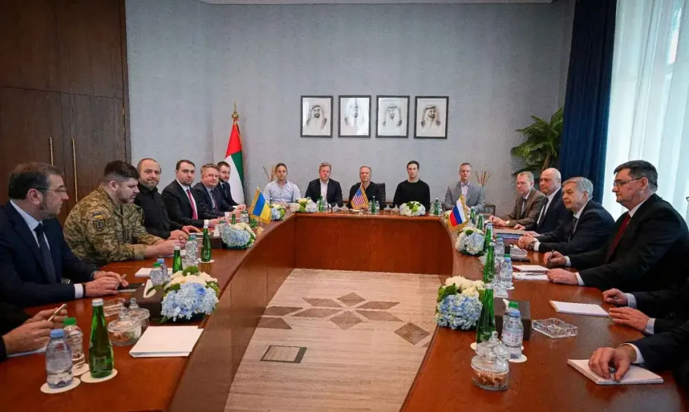 Autoridades da Ucrânia e da Rússia participam de rodada de negociações antes da interrupção causada por novos ataques (Foto - Reuters)