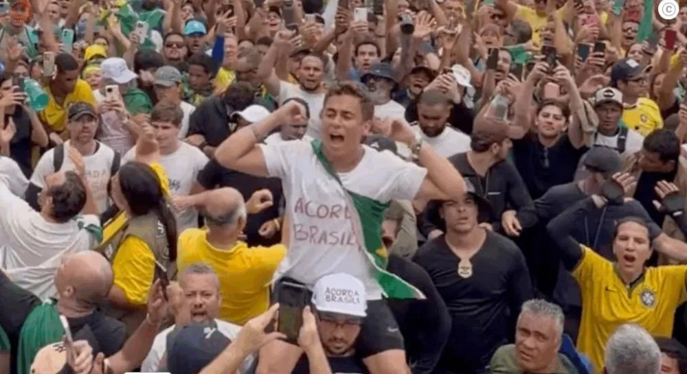 Deputado federal Nikolas Ferreira participa da “Caminhada pela Liberdade” rumo ao Distrito Federal (Foto: Reprodução / Redes Sociais)