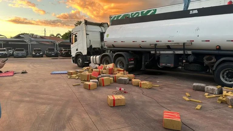Carreta foi interceptada pela Polícia Federal durante ação de combate ao tráfico de drogas em Água Clara (Foto - Divulgação / Polícia Federal)