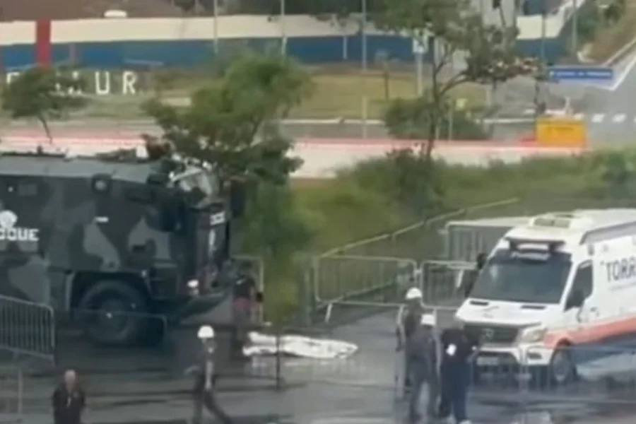 Homem morreu após ser atropelado por caminhão da Tropa de Choque da Polícia Militar nas imediações da Arena Corinthians, em São Paulo (Foto: Reprodução / Metrópoles)