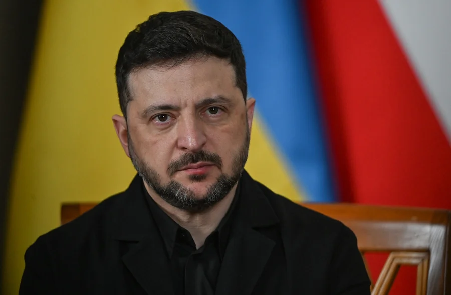 O presidente da Ucrânia, Volodymyr Zelensky, durante evento em Vilnius, onde pediu mais apoio militar após ataques russos à infraestrutura de Kiev (Foto - Artur Widak / NurPhoto via Getty Images)