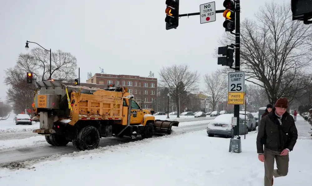 Caminhão retira neve de rua em Washington enquanto tempestade atinge parte do leste dos Estados Unidos (Foto – Reuters/Jonathan Ernst)