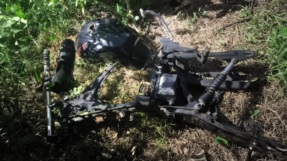 GETAM encontrou quadro e tanque de motocicleta furtada em terreno baldio no bairro São João, em Três Lagoas. (Foto: Divulgação / Polícia Militar)