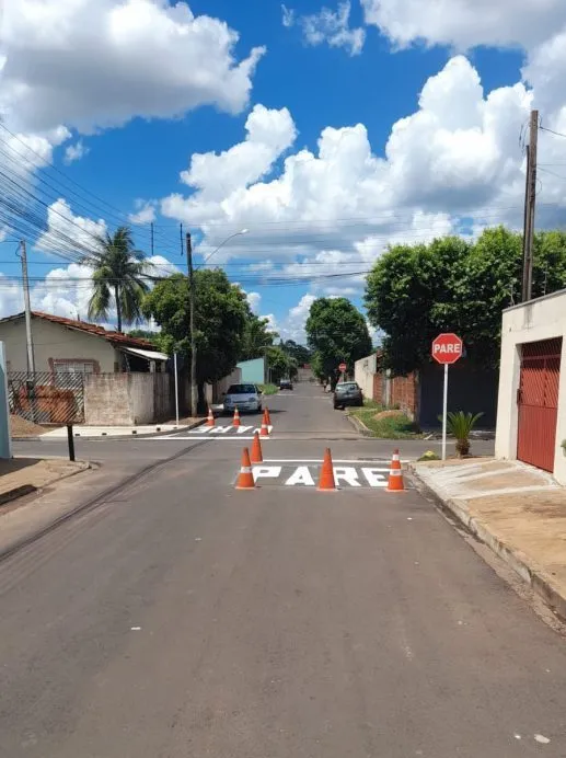 Equipes do DEPTRAN realizam pintura de sinalização viária em ruas do bairro Carioca (Foto - Prefeitura de Três Lagoas)