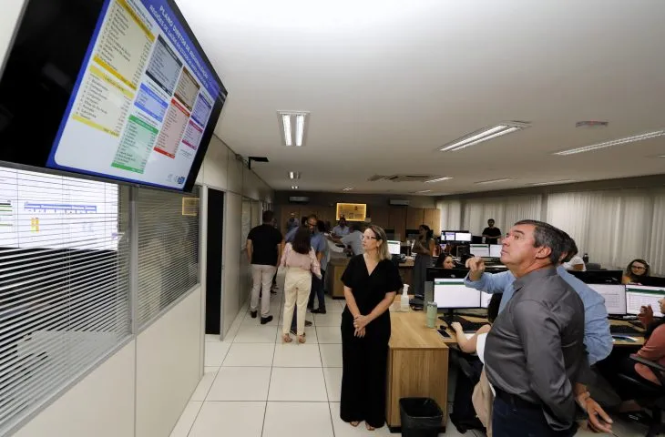 Governador Eduardo Riedel visitou o Complexo Regulador do Estado e acompanhou o funcionamento da regulação integrada da saúde (Foto - Saul Schramm)