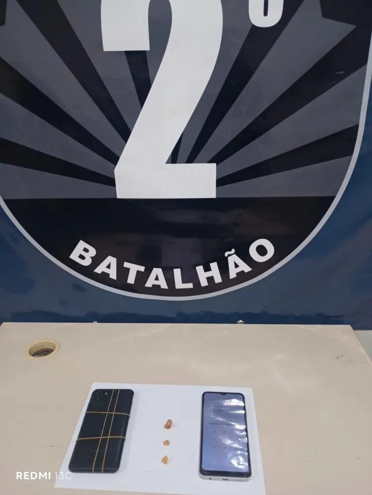 Rádio Patrulha prendeu homem de 26 anos por tráfico de drogas em frente à rodoviária de Três Lagoas após denúncia anônima (Foto - Divulgação/ Polícia Militar)