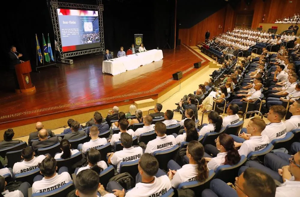 Governador Eduardo Riedel participa da aula inaugural do curso de formação de 472 novos policiais civis no Centro de Convenções Rubens Gil de Camillo, em Campo Grande (Foto - Divulgação Governo de MS)