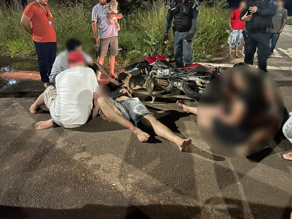 Motociclista de 23 anos invade preferencial, colide em ônibus e é socorrido em estado grave no bairro Vila Piloto em Três Lagoas (Foto: Eliton Chaves / 24h News MS)