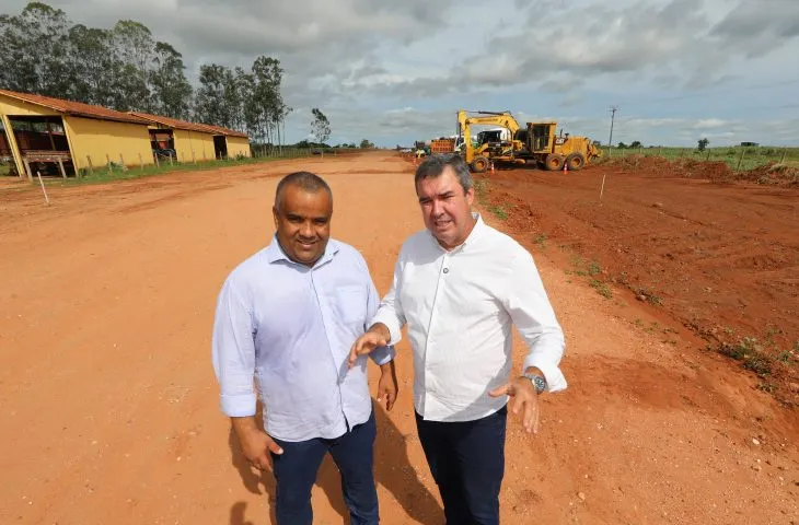 Governador Eduardo Riedel entregou pavimentação urbana, pontes e assinou ordem de serviço para asfalto da MS-244 em Corguinho (Foto - Governo de MS)