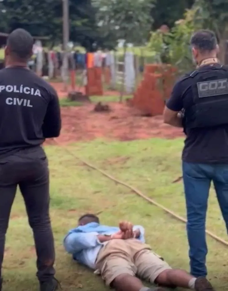 Equipes da Polícia Civil durante a condução do suspeito, localizado em propriedade rural após varreduras exaustivas. (Foto: Divulgação / Polícia Civil de MS)