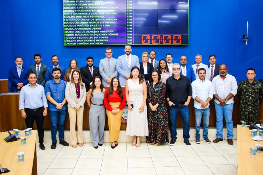 Mesa diretora e representantes do Poder Executivo durante a primeira sessão ordinária de 2026 na Câmara Municipal de Três Lagoas. (Foto: Divulgação / Câmara Municipal)