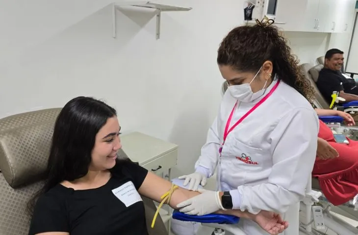Júlia Inaê, acompanhada dos pais Fernando e Cristiana, celebra sua primeira doação de sangue no Hemosul do HRMS. (Foto: Divulgação / Governo de MS)