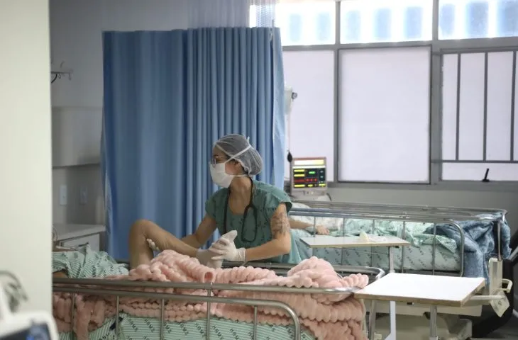 Equipe multiprofissional do HRMS em atuação; unidade superou a marca de 538 mil registros entre consultas, exames e cirurgias no último ano. (Foto: Divulgação / Governo de MS)