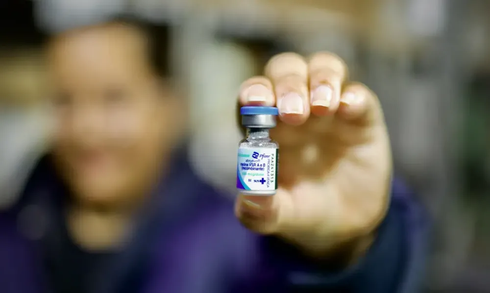 Novo imunizante oferecido pelo SUS reforça o combate ao VSR, principal causa de hospitalizações respiratórias em menores de dois anos. (Foto: João Risi / Ministério da Saúde)