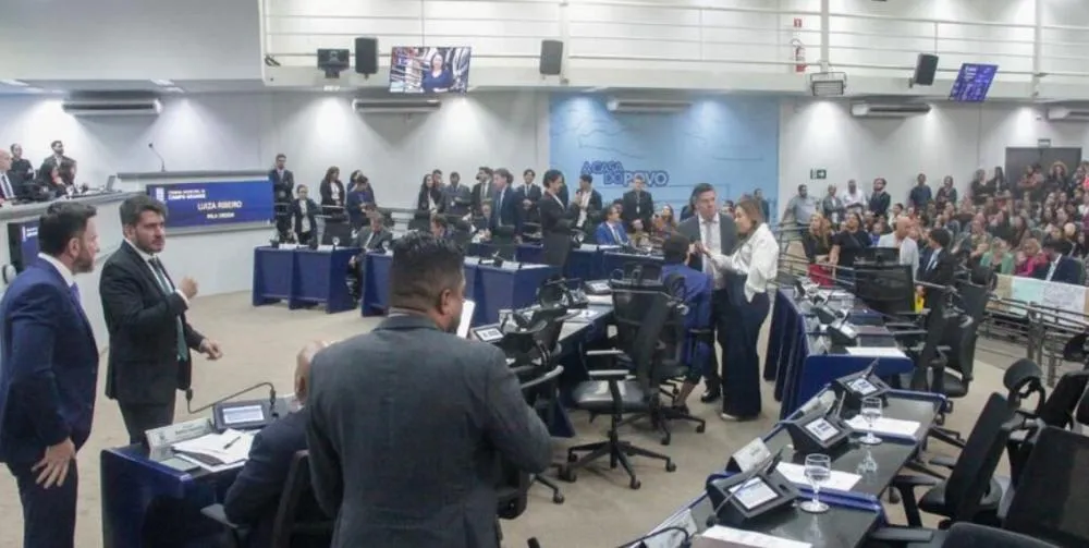Plenário da Câmara Municipal de Campo Grande tomado por servidores da educação durante manhã de intensos debates e retirada de pautas fiscais. (Foto: Berlim Caldeirão / Divulgação)