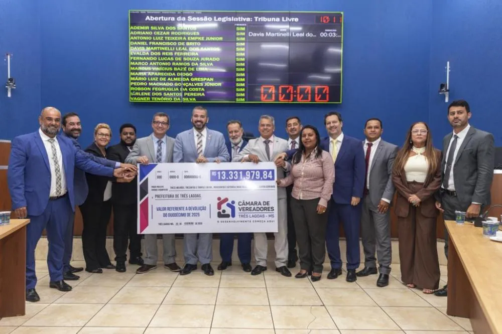 Prefeito Dr. Cassiano Maia recebe o cheque simbólico das mãos do presidente da Câmara, vereador Tonhão, durante sessão solene no Palácio Jaguaribe. (Foto: Divulgação / Câmara de Três Lagoas)