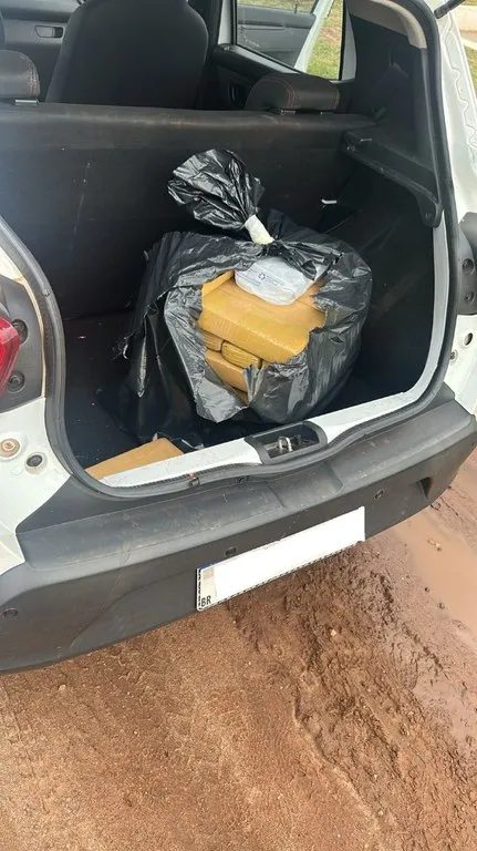 Tabletes de maconha e cocaína foram localizados pelos agentes federais no compartimento de bagagens do automóvel fiscalizado. (Foto: Divulgação / Polícia Federal)