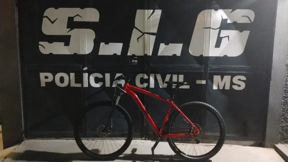 Bicicleta foi localizada pelos investigadores da SIG dentro de oficina onde passava por descaracterização. (Foto: Divulgação / Polícia Civil)
