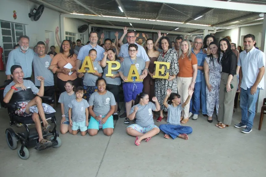 Prefeitura de Três Lagoas entrega micro ônibus e alimentos para a APAE nesta quinta feira