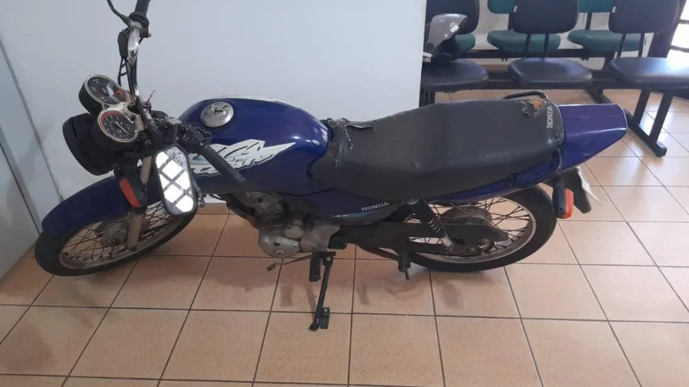 Força Tática do 2º BPM recuperou motocicleta furtada e abandonada na Vila Piloto em Três Lagoas (Foto – Divulgação/PM)