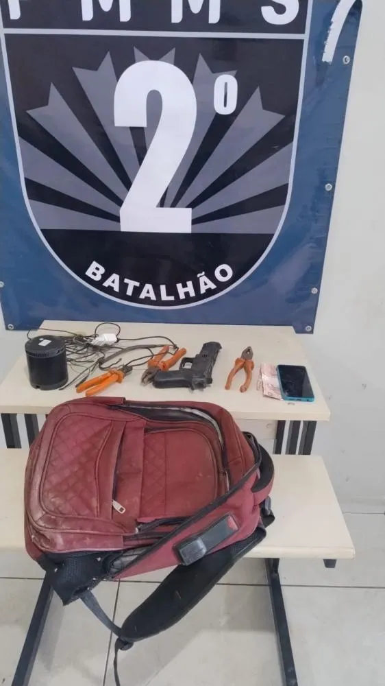 Homem foi preso em flagrante após ser flagrado furtando fios da rede elétrica em praça no Centro de Três Lagoas (Foto – Divulgação PM)