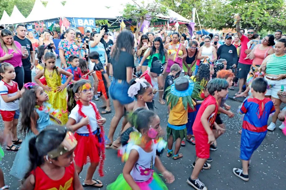 Crianças participam da programação do CarnaTrês durante evento realizado na Lagoa Maior em Três Lagoas (Foto - Prefeitura de Três Lagoas)