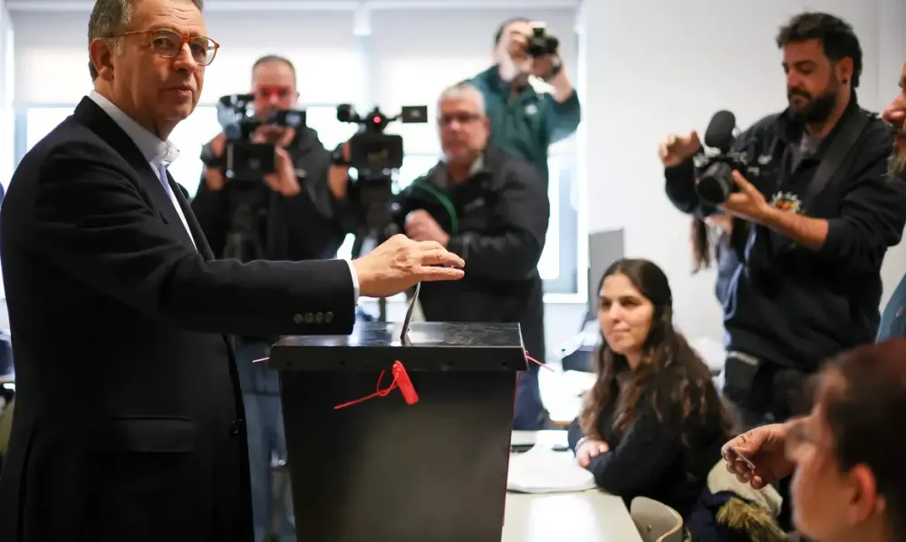 António José Seguro deposita voto durante o segundo turno das eleições presidenciais em Portugal, que confirmou sua vitória nas urnas (Foto – Reuters/Pedro Nunes)