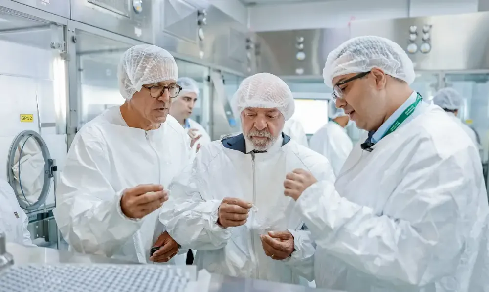 Presidente Lula visita o Centro de Produção da vacina contra a dengue do Instituto Butantan, em São Paulo (Foto – Ricardo Stuckert / PR)