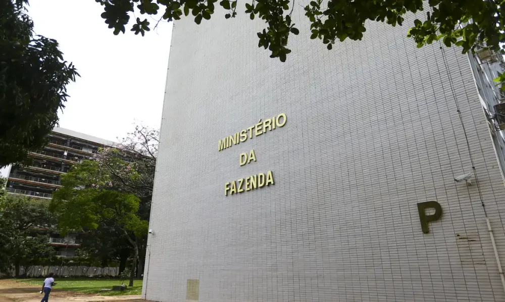 Fachada do Ministério da Fazenda, em Brasília, sede do Tesouro Nacional e responsável pelas emissões da dívida pública brasileira no mercado internacional. (Foto: Marcelo Camargo/Agência Brasil)