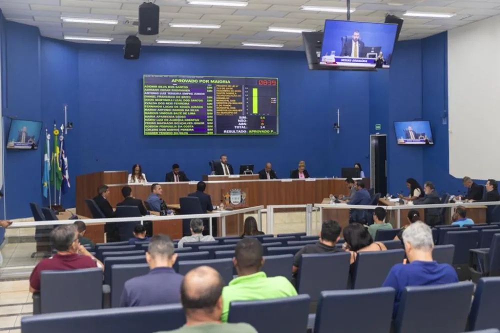 Vereadores durante a primeira sessão ordinária do ano legislativo de 2026, realizada na Câmara Municipal de Três Lagoas. (Foto: Assessoria/Câmara Municipal)