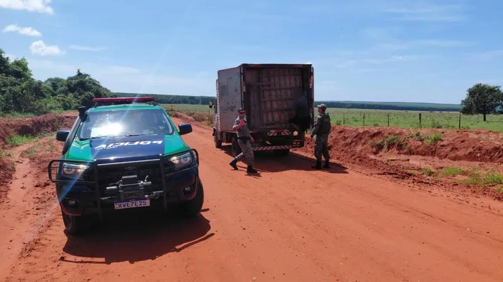 PMA prende homem com caminhão lotado de cigarros contrabandeados na Zona Rural em Três Lagoas