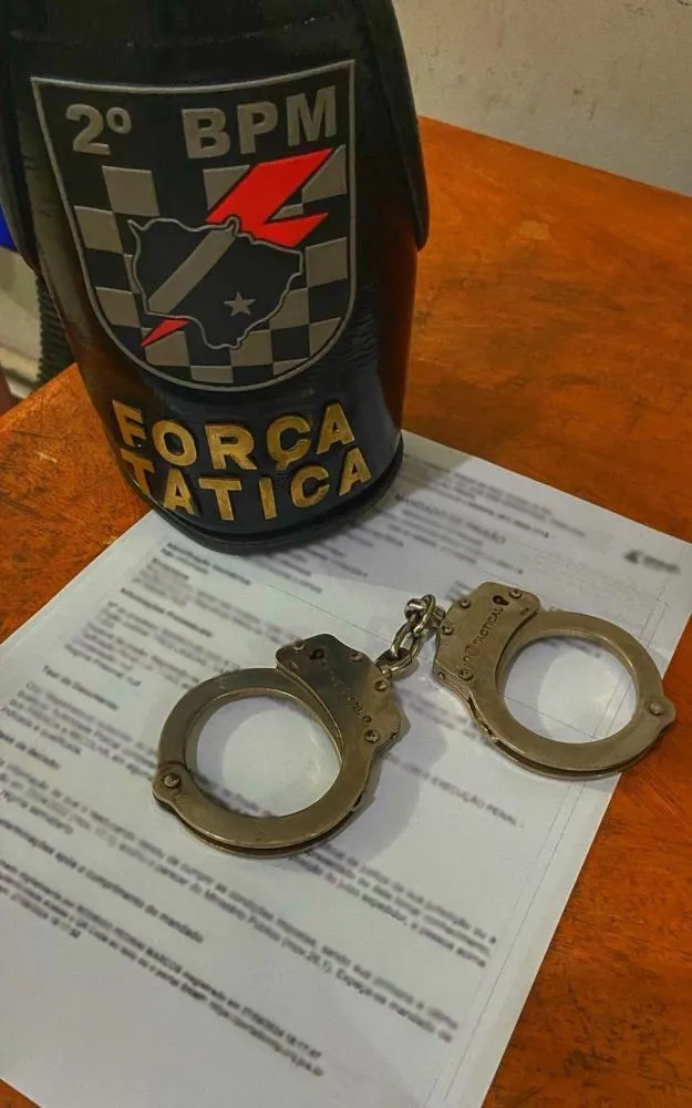 Força Tática captura foragido da justiça no bairro Guanabara em Três Lagoas. (Foto: Divulgação / PMMS)