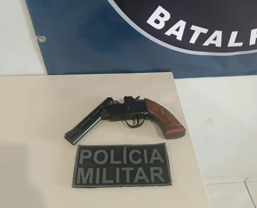 Revólver artesanal foi apreendido pela Polícia Militar durante abordagem no assentamento 20 de Março em Arapuá (Foto: divulgação / PM)