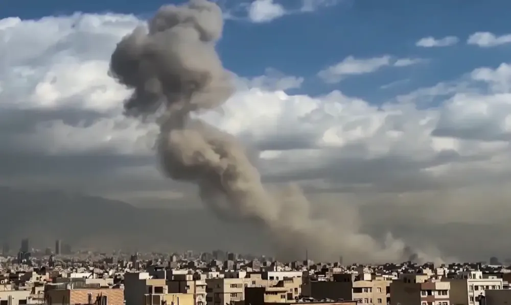 Explosões e fumaça foram registradas após ataques aéreos em Teerã, capital do Irã (Foto: reprodução)