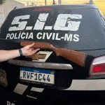 Homem foi preso após disparo acidental atingir esposa dentro da residência em Dourados (Foto: divulgação / Polícia Civil)