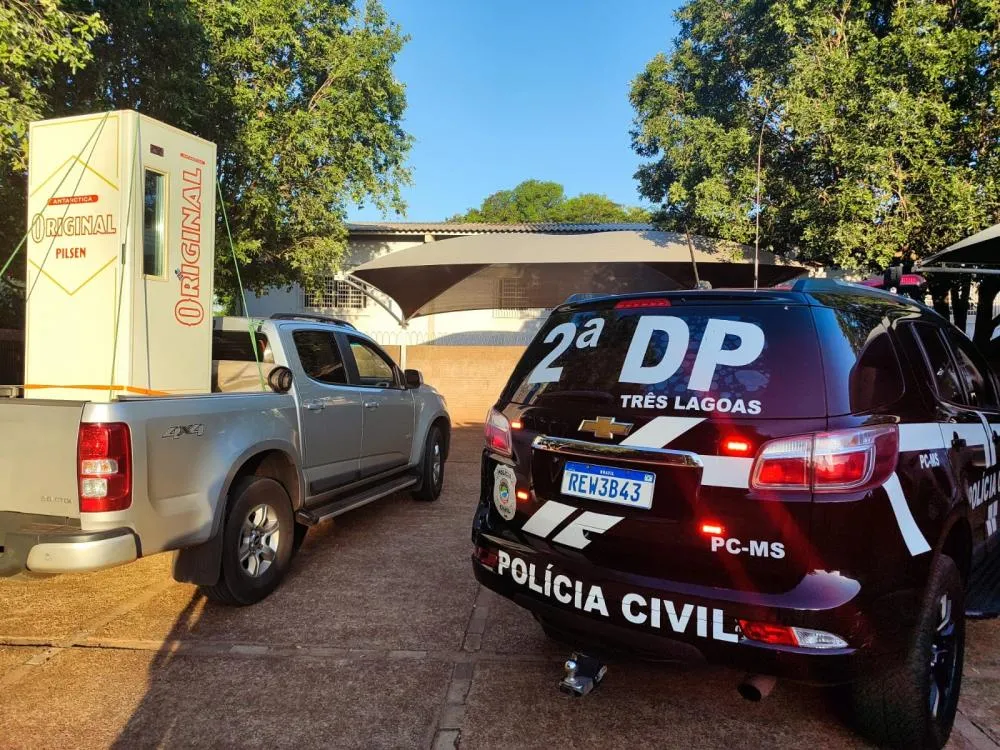 Geladeira furtada foi localizada em conveniência no bairro Vila Piloto em Três Lagoas e devolvida à empresa vítima após ação da Polícia Civil (Foto: divulgação / Polícia Civil)