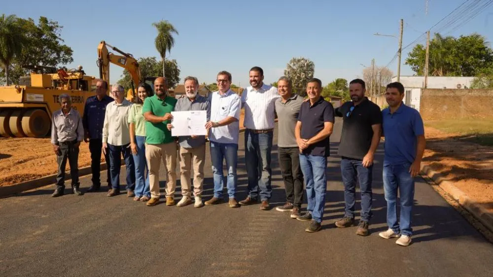 Vereadores participam de ordem de serviço para obras de pavimentação e entrega de kits escolares em Três Lagoas (Foto: divulgação / Câmara Municipal)