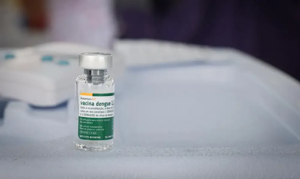 Vacina brasileira contra dengue desenvolvida pelo Instituto Butantan mostrou proteção por até cinco anos (Foto: Walterson Rosa / Ministério da Saúde)
