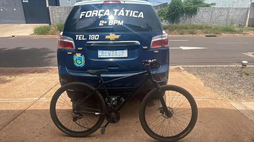 Adolescente de 16 anos é apreendido com bicicleta furtada durante abordagem da Força Tática em Três Lagoas (Foto: Divulgação / Polícia Militar)