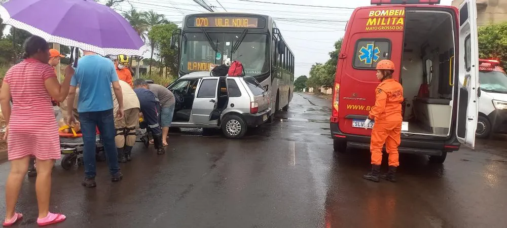 Acidente entre carro e ônibus deixa casal de idosos ferido no bairro Jardim Cangalha em Três Lagoas (Foto: Cedida / Alfredo Neto)