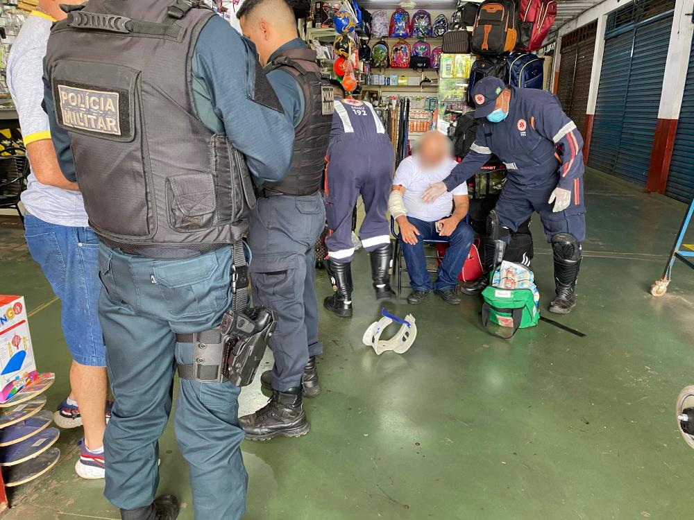 A vítima um homem de 69 anos, se envolveu em uma discussão por uma vaga de estacionamento, e a situação escalou para a vias de fatos quando o agressor, munido de um facão, desferiu um golpe em braço direito. (Foto: Eliton Chaves/ 24H News MS)