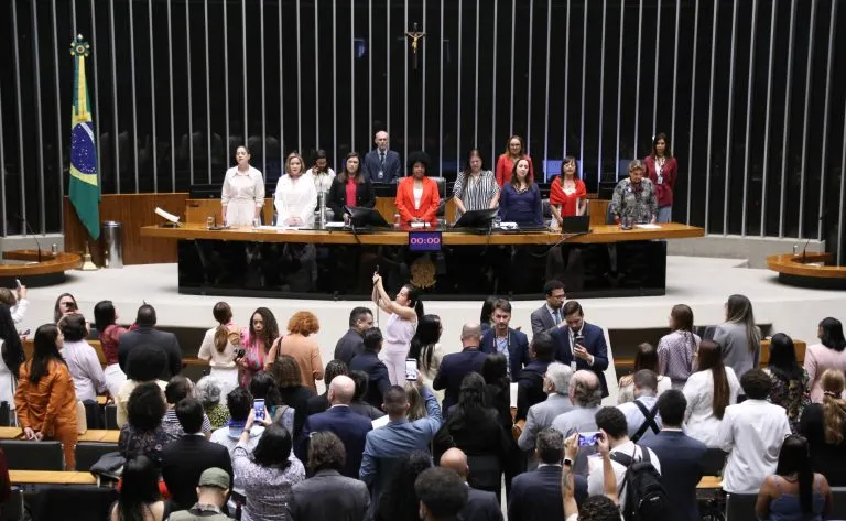 Deputados podem votar projetos sobre proteção e saúde das mulheres
