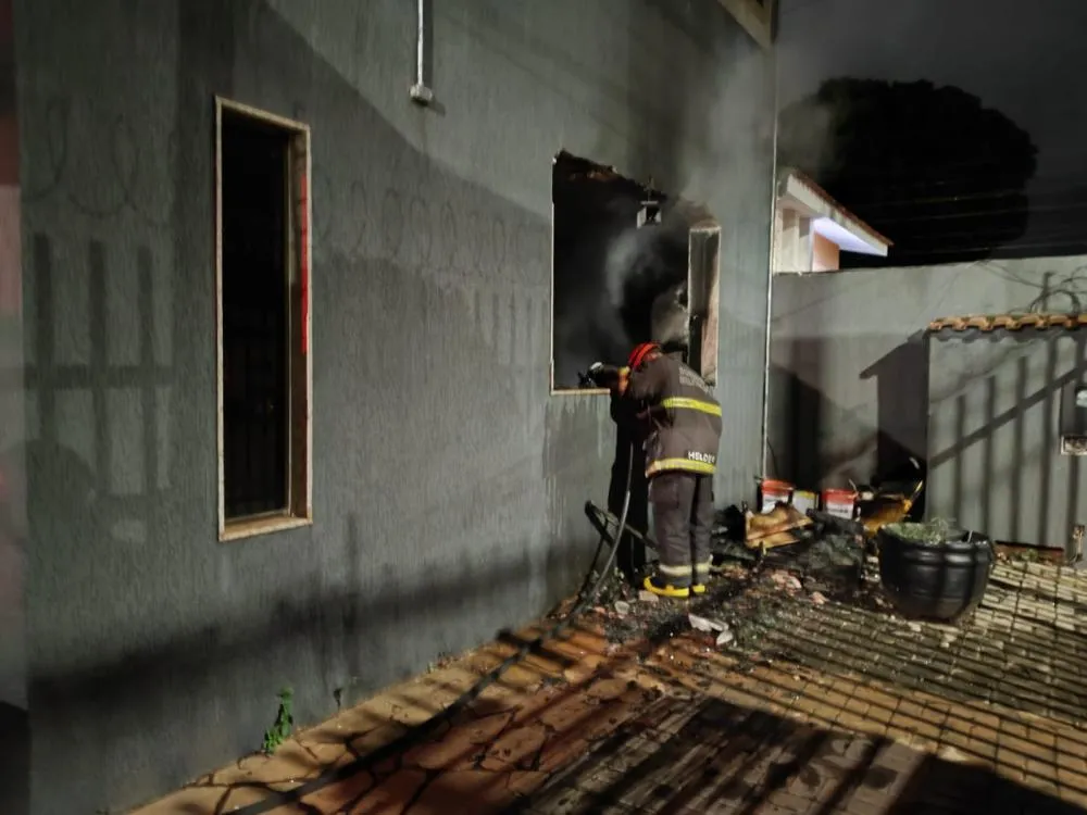 Corpo de Bombeiros combate incêndio em residência causado por vela na Vila Nova em Três Lagoas