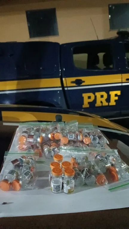 PRF apreende 79 ampolas de medicamentos estrangeiros durante fiscalização na BR-267 em Bataguassu (Foto: divulgação / PRF)