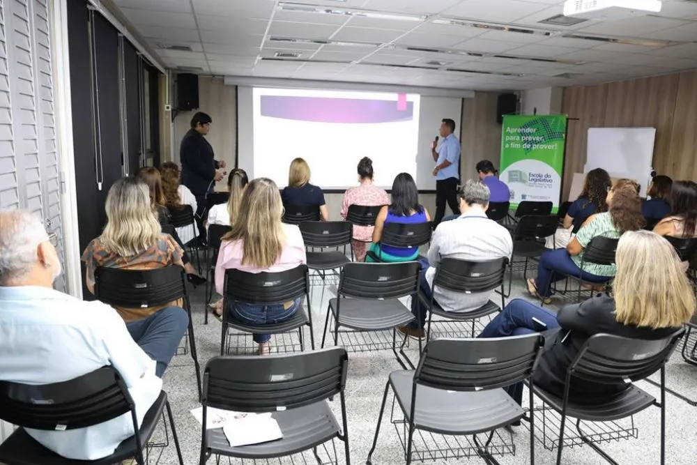 Palestra sobre prevenção a riscos e defesa pessoal foi realizada na Sala Multiuso da ALEMS (Foto: Wagner Guimarães / ALEMS)