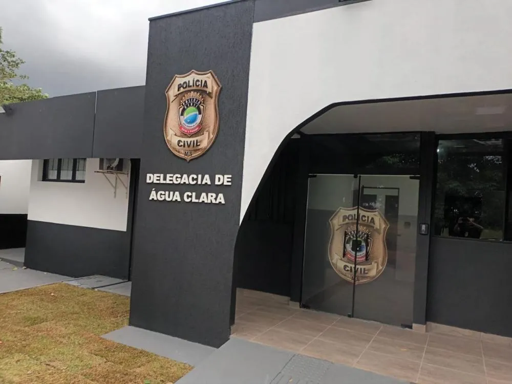 Polícia Civil prendeu suspeito e mulher em flagrante durante ação do SIG em Água Clara (Foto: Divulgação / PCMS)